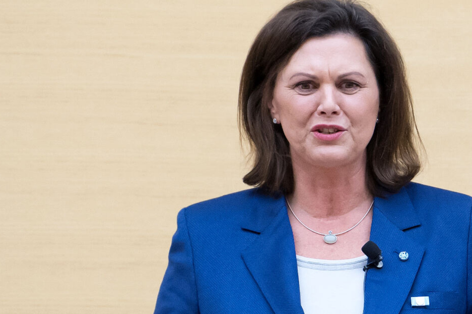 Landtagspräsidentin Ilse Aigner will an die Verbrechen während der Zeit des Nationalsozialismus erinnern.
