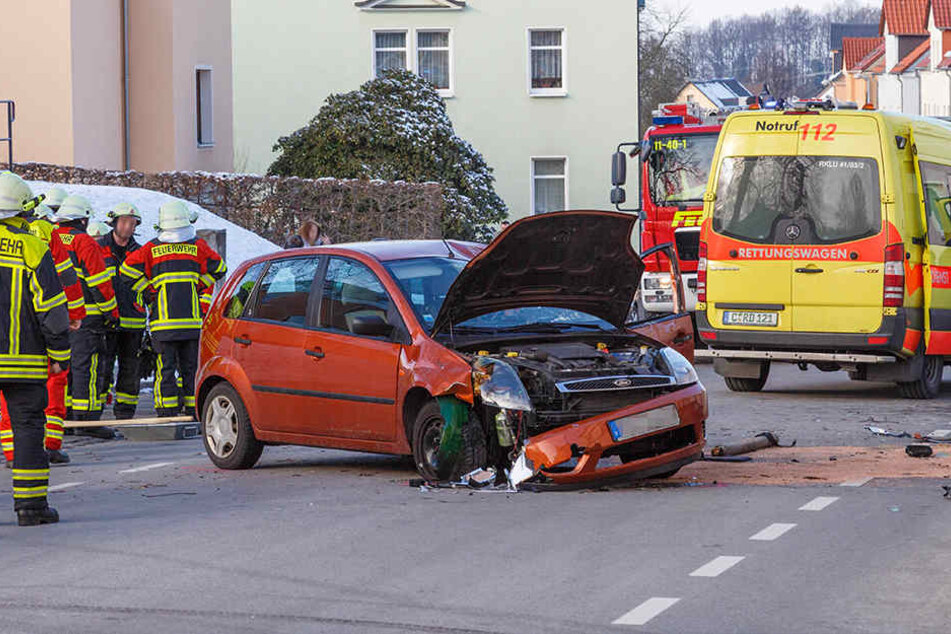 Der Ford war aus bislang unbekannten Gründen von der Straße abgekommen.