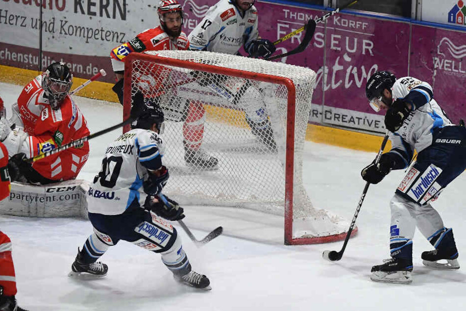 Petr Pohl (r.) erzielt den 2:2-Ausgleichstreffer für die Dresdner Eislöwen.