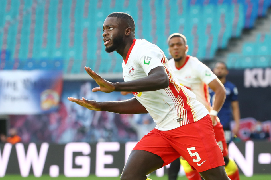 Dayot Upamecano (22) schlug Angebote aus England aus, um zu den Bayern gehen zu können. (Archivbild)