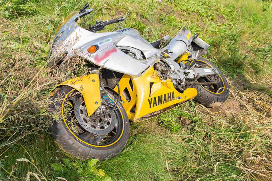 Die Yamaha schleuderte mehrere hundert Meter über die Straße und blieb im Graben liegen.