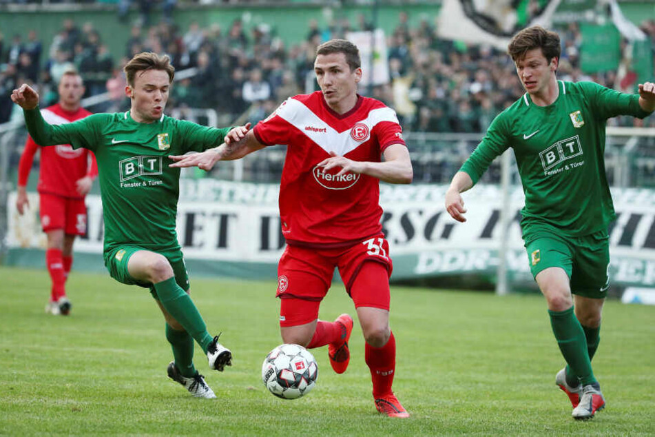 Chemie Leipzig spielte gegen Bundesligist Fortuna Düsseldorf im Benefizkick 1:1-Unentschieden. Im Bild v.l.n.r.: Niklas Opolka, Marcel Sobottka und Eric Berger.