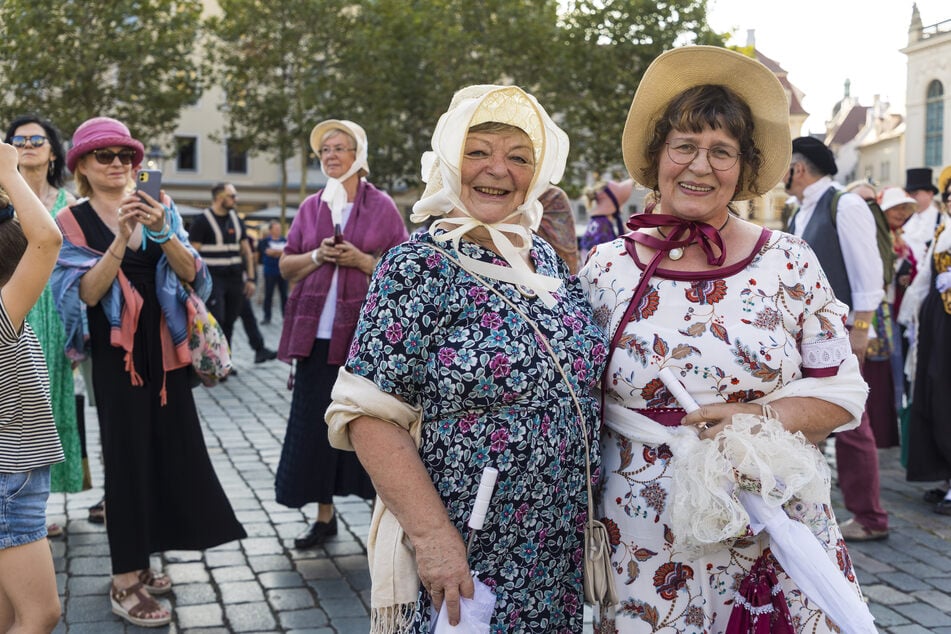 Sabine (66, l.) und Eva (75) freuten sich, sich verkleiden zu können. Erstere griff sogar selber zur Nähnadel.