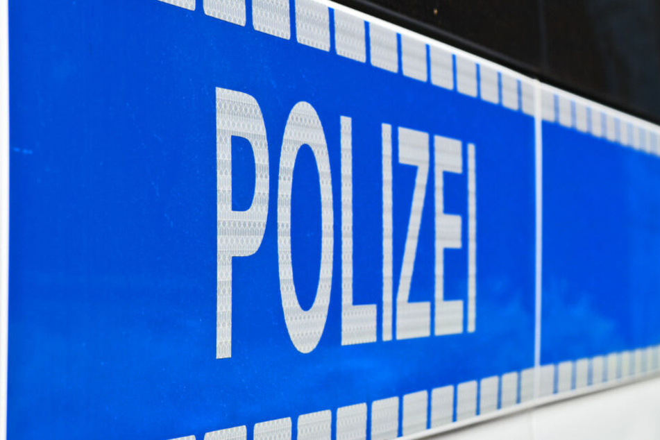 Ein Polizist wurde an der Hand verletzt. (Symbolbild)