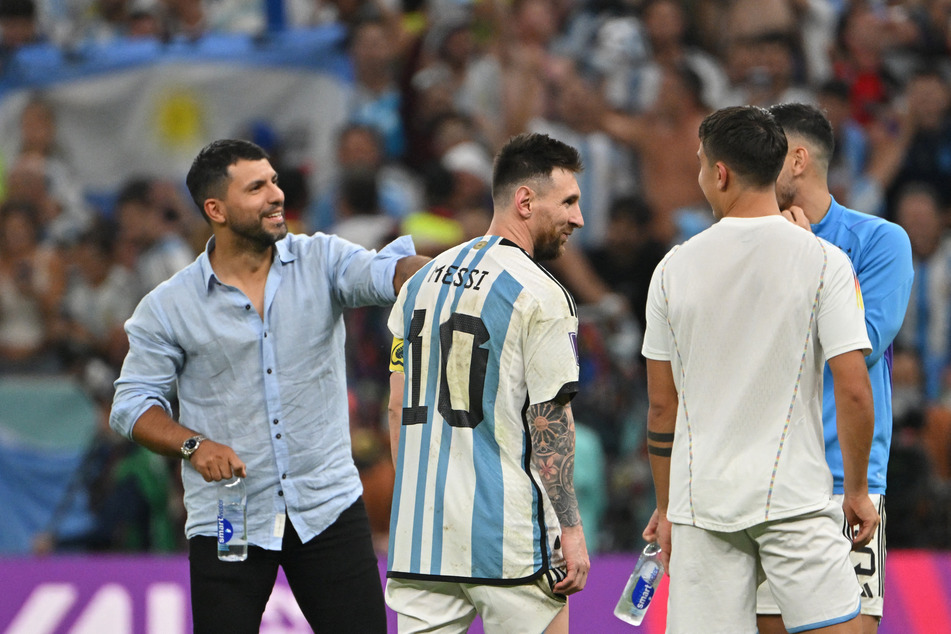 Lionel Messi (35, 2.v.l.) und der mittlerweile wegen eines Herzleidens zurückgetretene Sergio Agüero (34, l.) haben sich im Wüstenstaat ein Zimmer geteilt.