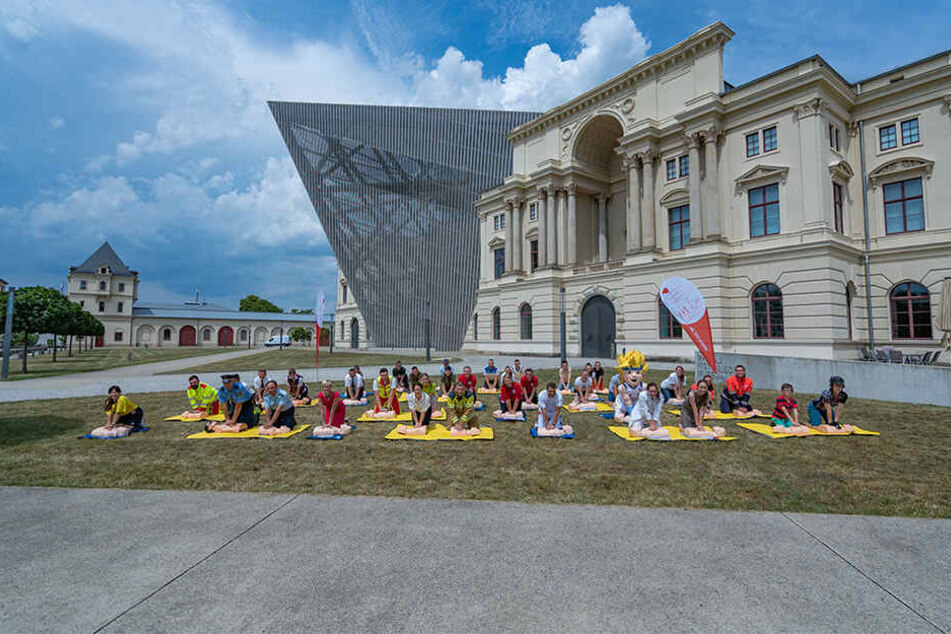 Reanimations-Training vor dem Militärhistorischen Museum: Übung macht den Lebensretter.