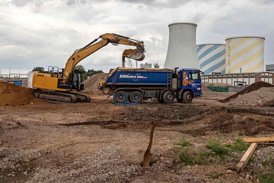 Bagger tragen derzeit das Fundament des alten Kohlekraftwerks ab.