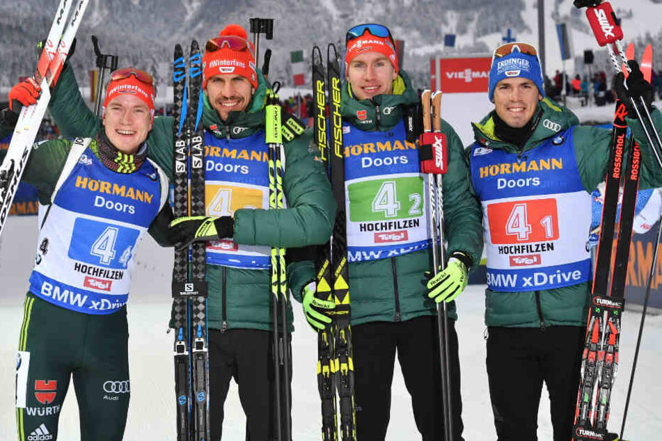 Die Drittplatzierten Benedikt Doll, Arnd Peiffer, Johannes Kühn und Simon Schempp (von links nach rechts im Bild) aus Deutschland beim Staffel-Weltcup in Hochfilzen (Österreich) im Dezember 2018.