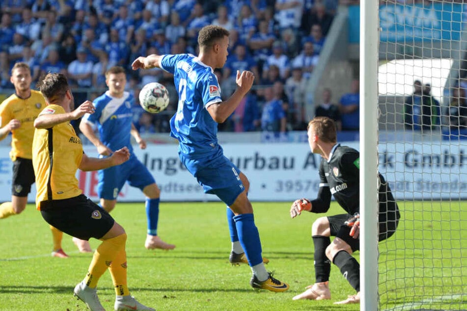 Nach einem Freistoß rutschte der Ball von Kreuzers Knie ins Tor - 2:1.