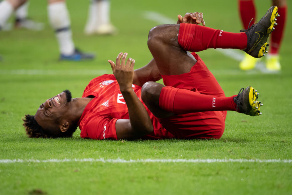 Kingsley Coman von München liegt nach einem Foul im Spiel gegen Tottenham Hotspur auf dem Rasen.
