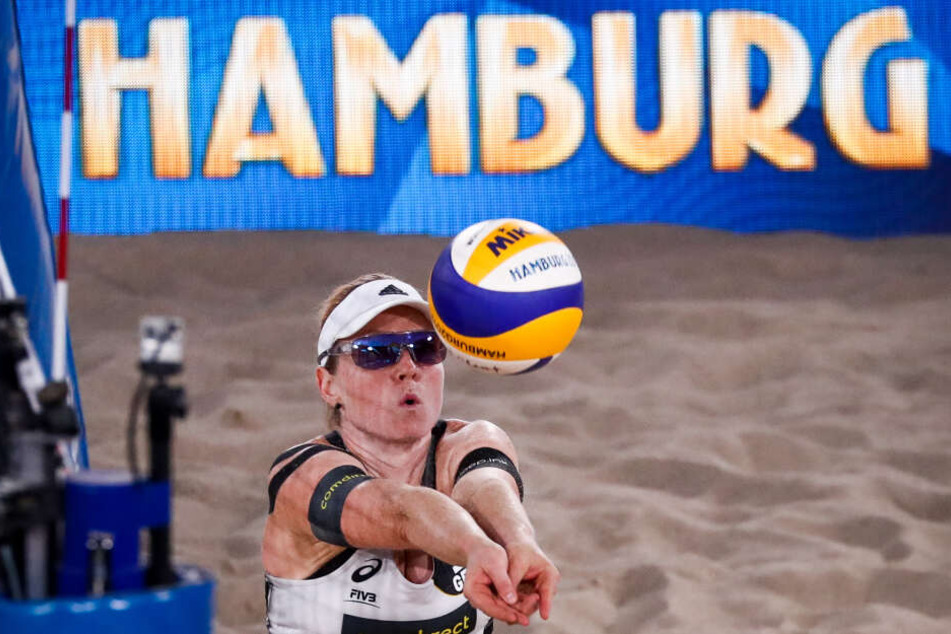 Julia Sude nimmt den Ball im Rothenbaum Stadion Hamburg an.