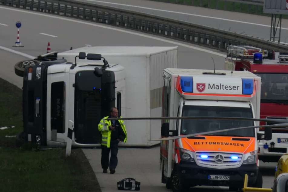 Auf der A38 ist am Samstag ein Lkw umgekippt.