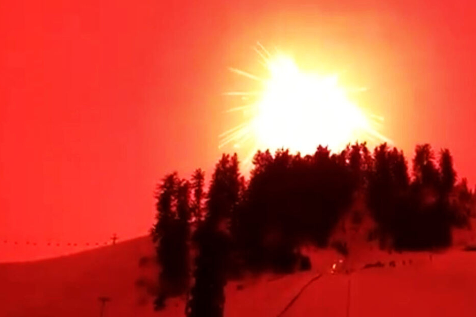 Was wie eine Explosion aussieht, ist in Wahrheit die Detonation der weltweit größten Rakete.