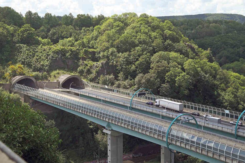 Die A17 über den Plauenschen Grund.