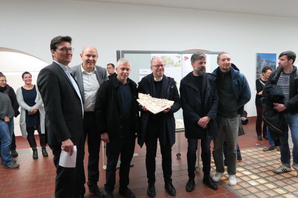 Die Sieger des Ideenwettbewerbs mit ihrem Entwurf.