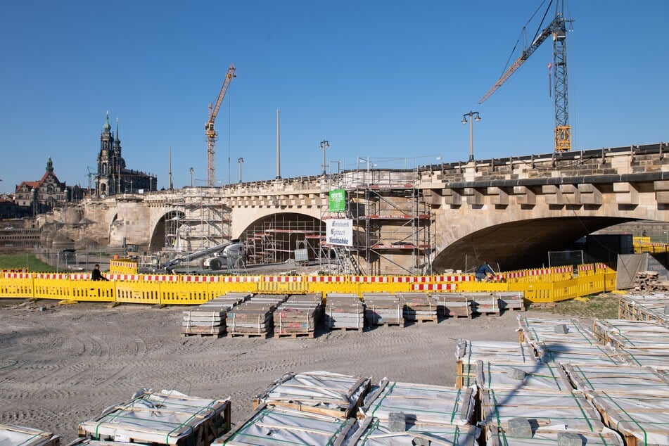 Noch bis in den kommenden August hinein wird an der Augustusbrücke gewerkelt. (Archivbild)