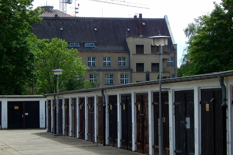 Die Garagenhöfe hinter der Ostwache sollen einer Grundschule weichen. Den Pächtern stößt das auf.
