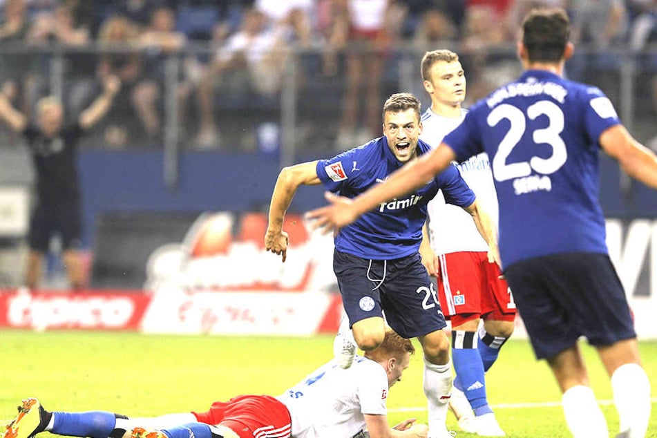 Jonas Meffert (Nummer 26) dreht jubelnd ab, nachdem er zum 1:0 getroffen hat. Der HSV konsterniert.