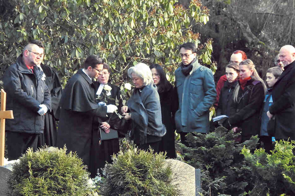 Bei der Urnenbeisetzung im Januar 2016 nahmen Freunde und Verwandte auf dem 
Leipziger Südfriedhof Abschied.