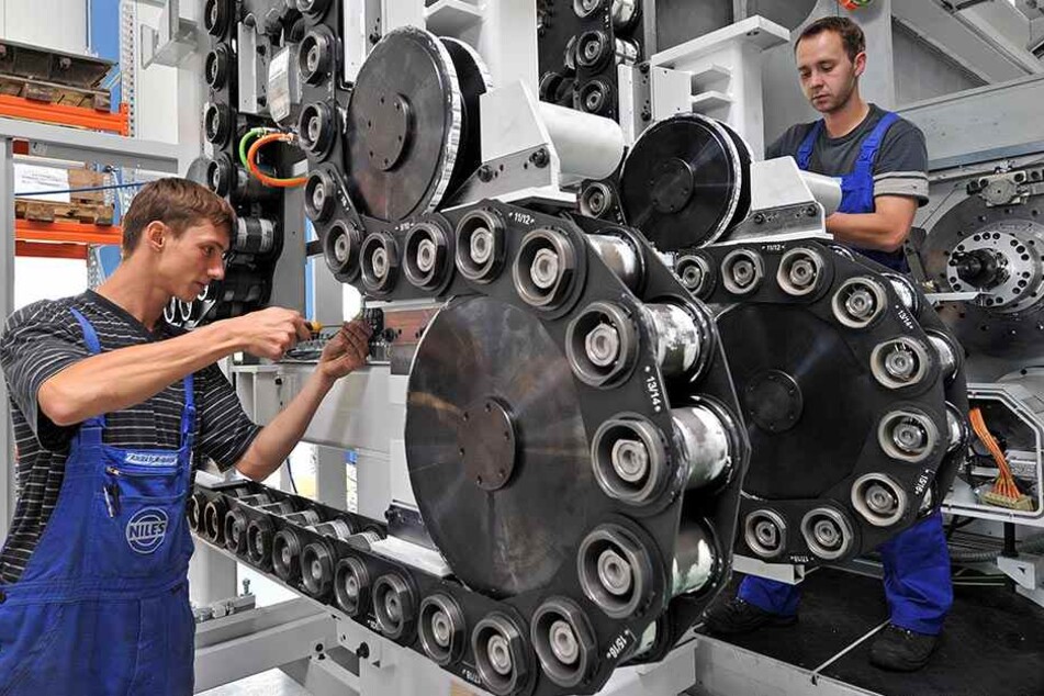 Zwei Industriemechaniker der Chemnitzer Niles-Simmons Industrieanlagen GmbH montieren ein Bearbeitungszentrum für Kurbelwellen. Neben der Industrie braucht auch das Handwerk dringend Nachwuchs.