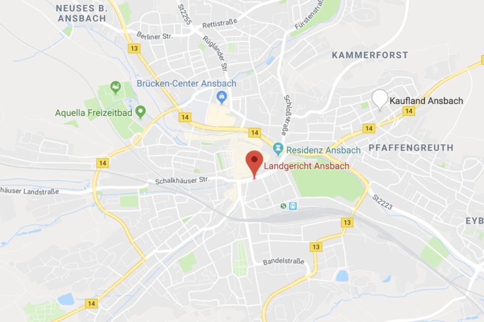 Vor dem Landgericht Ansbach muss sich ein Polizist wegen sexueller Belästigung verantworten.