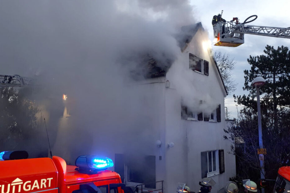Die Feuerwehr ist mit einer Drehleiter vor Ort.