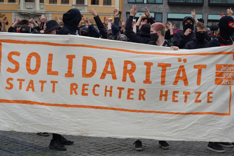 Leipzig: Teilnehmer der geplante Kundgebung und Demonstration "Solidarität statt rechter Hetze" halten ein Transparent ihres Versammlungsmottos auf dem Marktplatz von Leipzig.