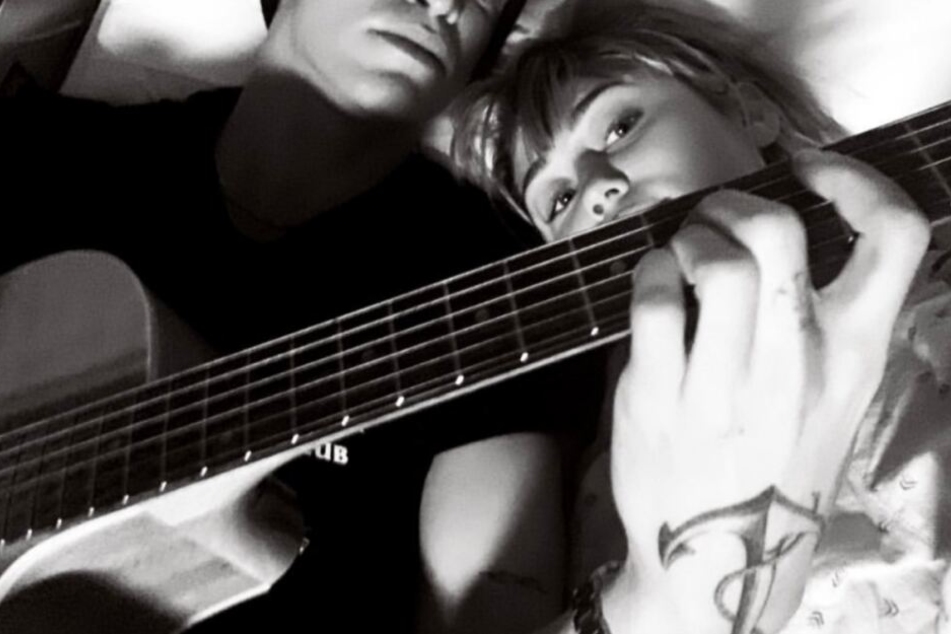 Ist Miley Cyrus mit ihrem Freund Cody Simpson zusammengezogen?