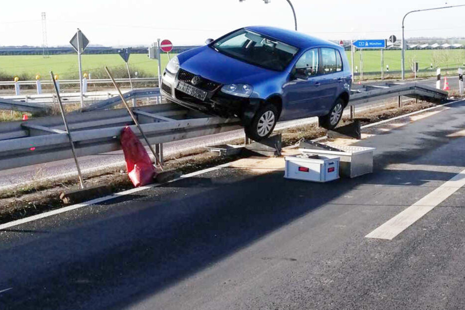 Dieser VW Golf landete auf der B6 bei Schkeuditz auf der Leitplanke.