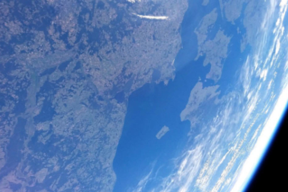 Die Ostsee ist auf dem Bild klar zu erkennen.