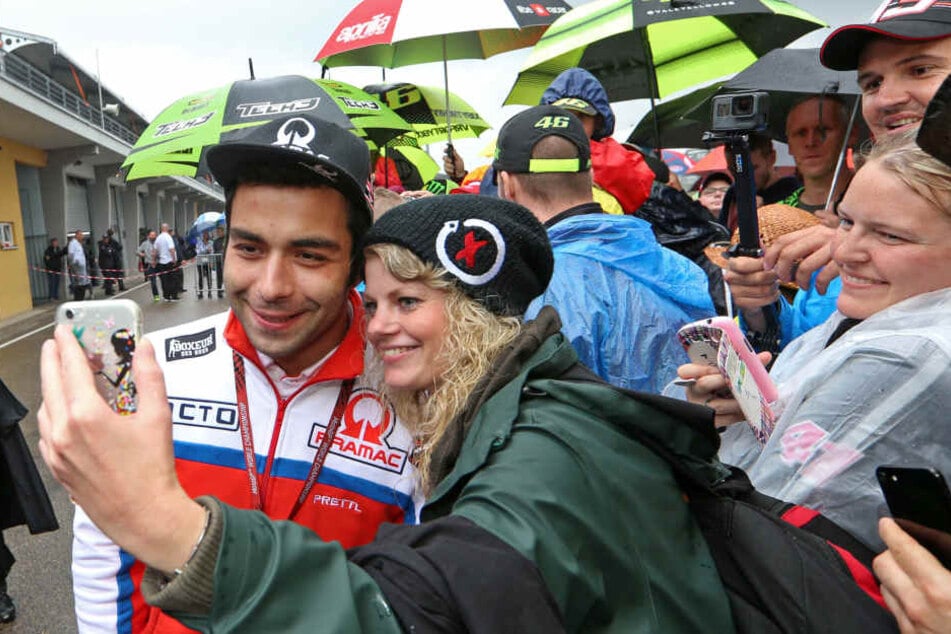 Danilo Petrucci macht Fotos mit den wartenden Fans.