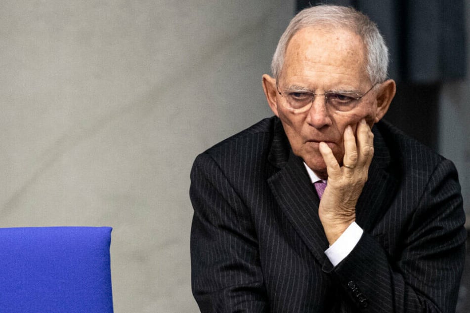 Bundestagspräsident Wolfgang Schäuble (77, CDU) schaut nachdenklich im Bundestag. (Archivbild)