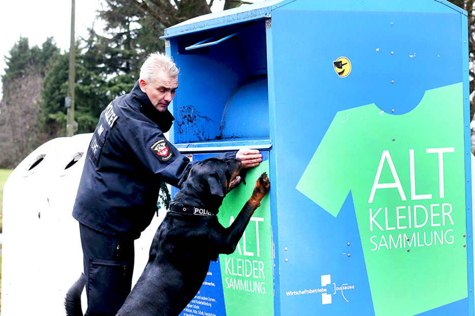 In einem Altkleidercontainer sucht die Polizei nach Spuren.