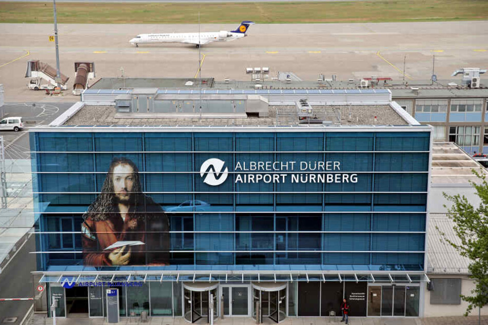 Die Ermittlungen am Nürnberger Flughafen dauern weiter an. (Archivbild)