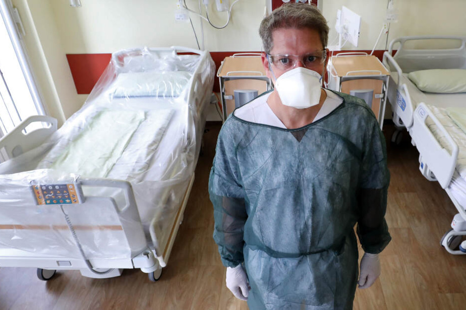 Ein Arzt steht in Schutzkleidung in der Abteilung für Tropenmedizin.