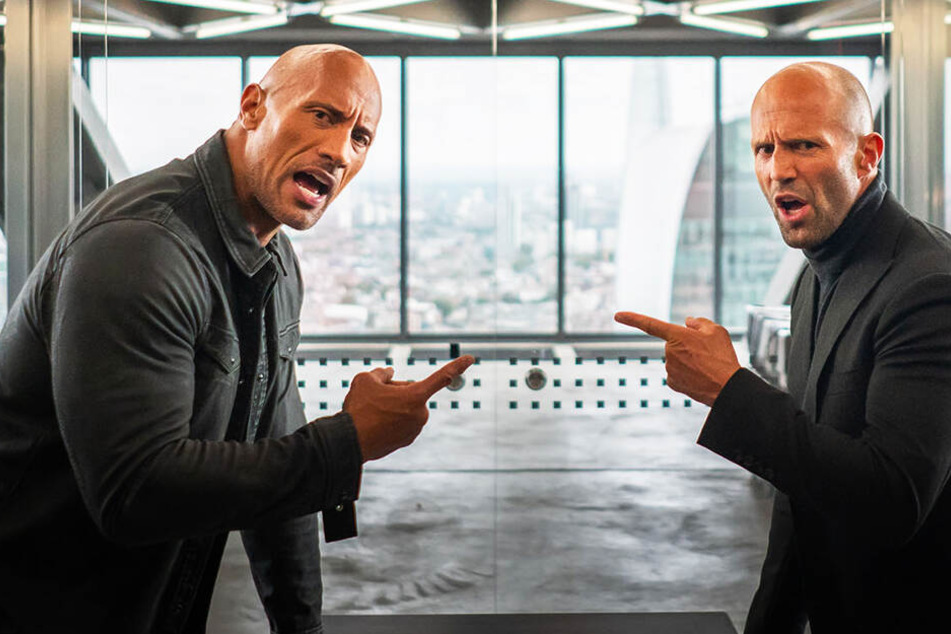Können sich überhaupt nicht ausstehen, müssen aber zusammenarbeiten: Luke Hobbs (l., Dwayne Johnson) und Deckard Shaw (r., Jason Statham).