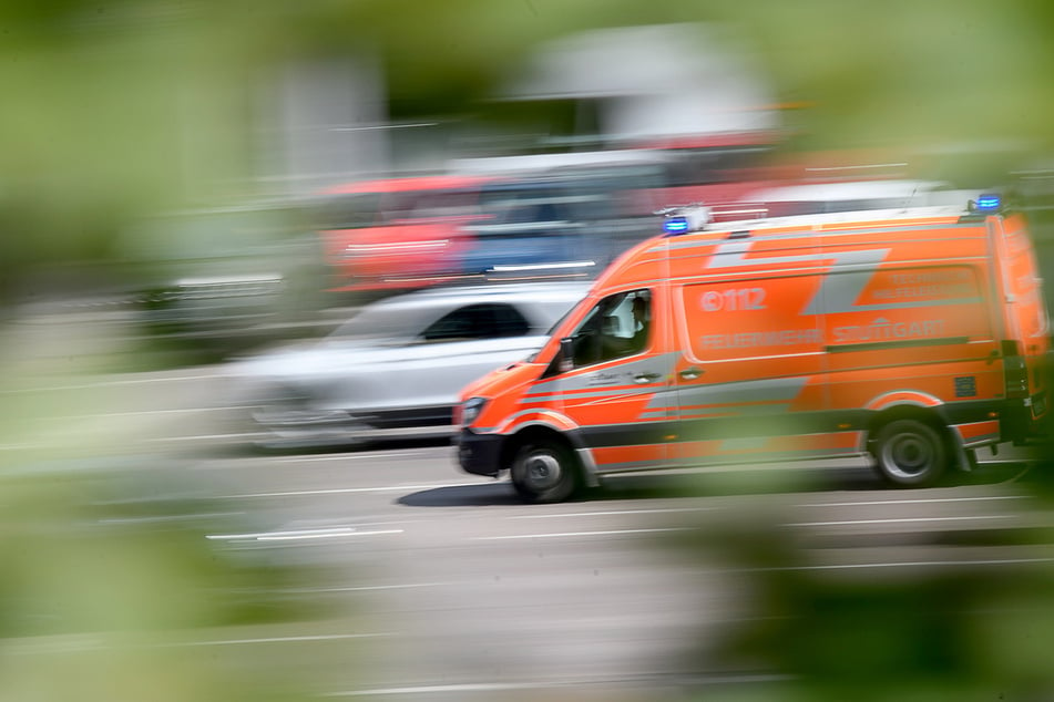 Ein dreijähriger Junge ist am Freitagabend im rheinland-pfälzischen Ludwigshafen aus einem fahrenden Auto gefallen. (Symbolbild)