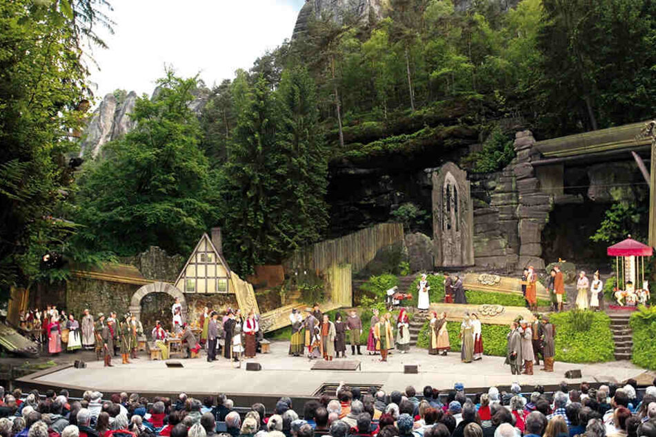 Während der Bauarbeiten kann die Bühne nicht bespielt werden. Dafür gibt es ein Theaterzelt am Elbufer.