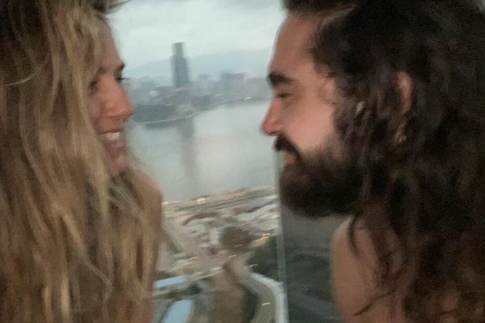 Heidi und Tom posieren oben ohne im Hotel.