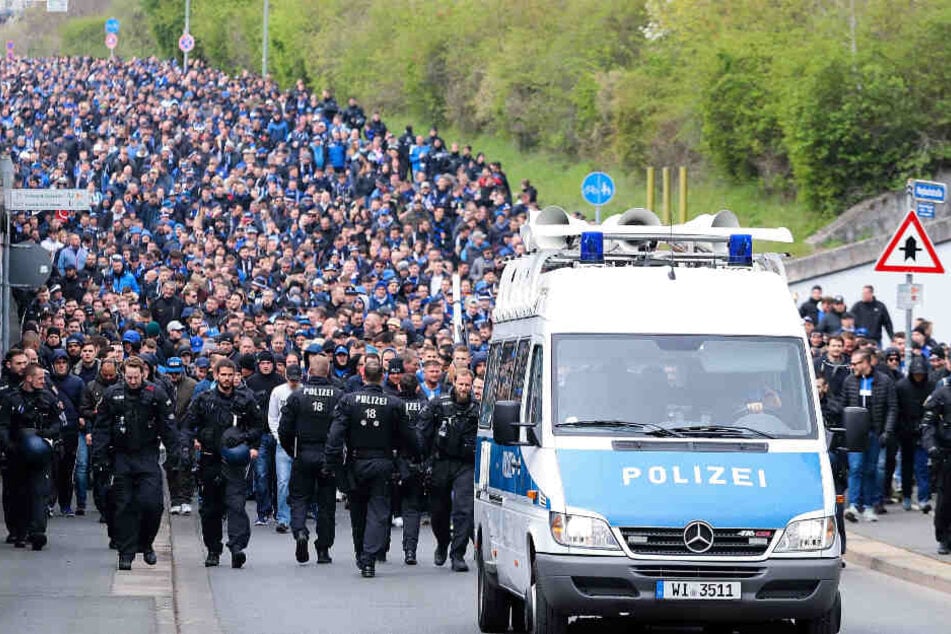 Fans von Waldhof Mannheim werden von der Polizei begleitet .(Archiv)