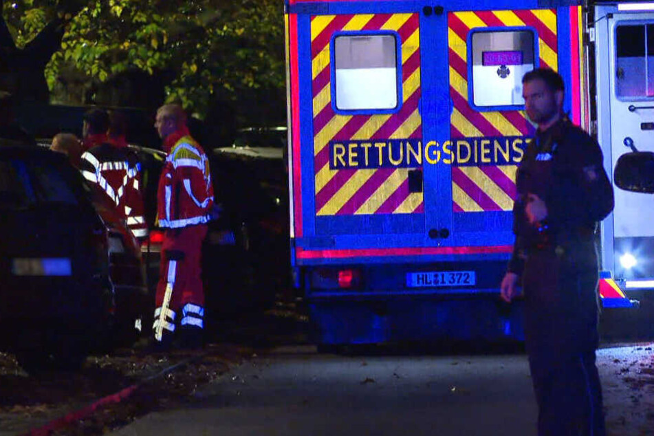 Nach den tödlichen Schüssen steht ein Rettungswagen am Stadtpark in Lübeck.