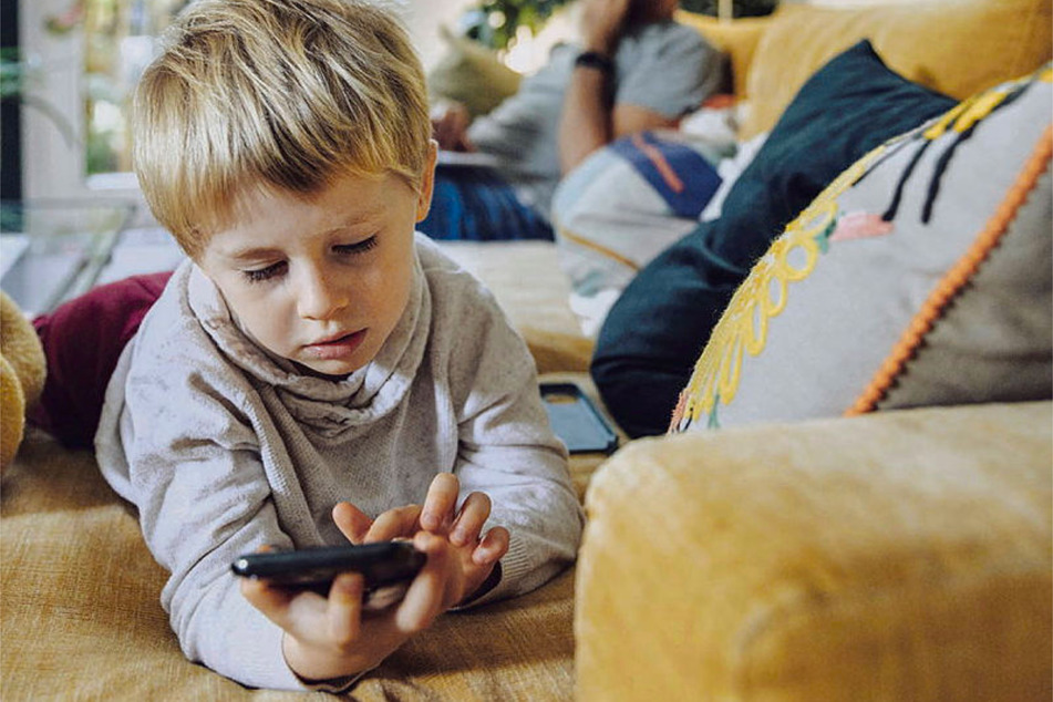 Nix für Kinderaugen: Auf allen Smartphones lassen sich Kindersicherungen gegen jugendgefährdende Inhalte und Bezahlfallen aktivieren. (Symbolbild)