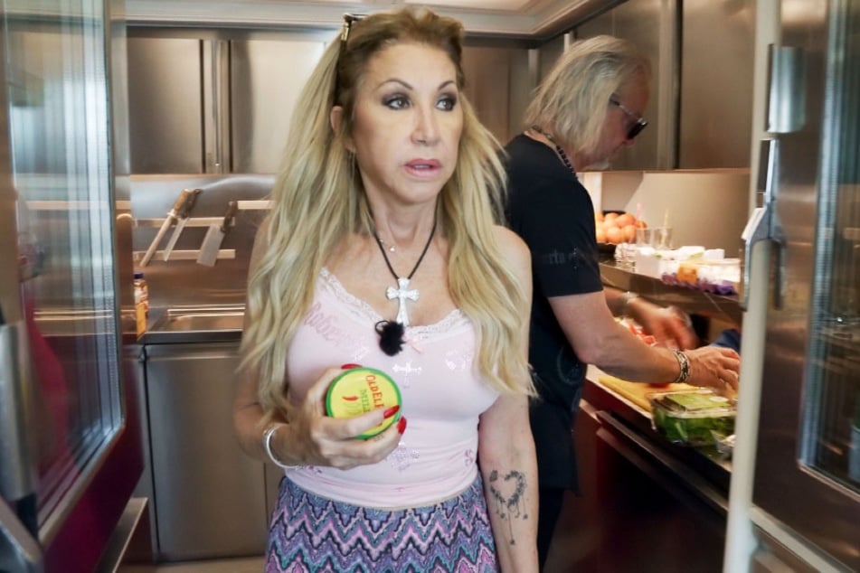 Carmen Geiss ist nach dem Einkaufstrip mit Tochter Shania fassungslos.