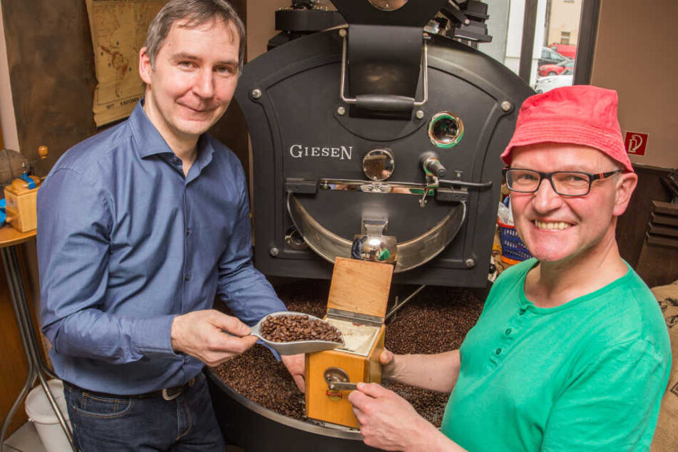 Die Mischung macht's: André Richter aus Zwickau und der Kühnhaider Steffen Konkol (v.l.) haben den Schwarzwassertalkaffee entwickelt.