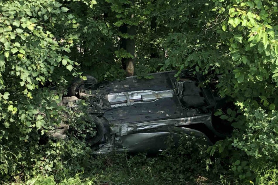 Mehrer Meter tief fiel das Auto der Familie ins Unterholz.