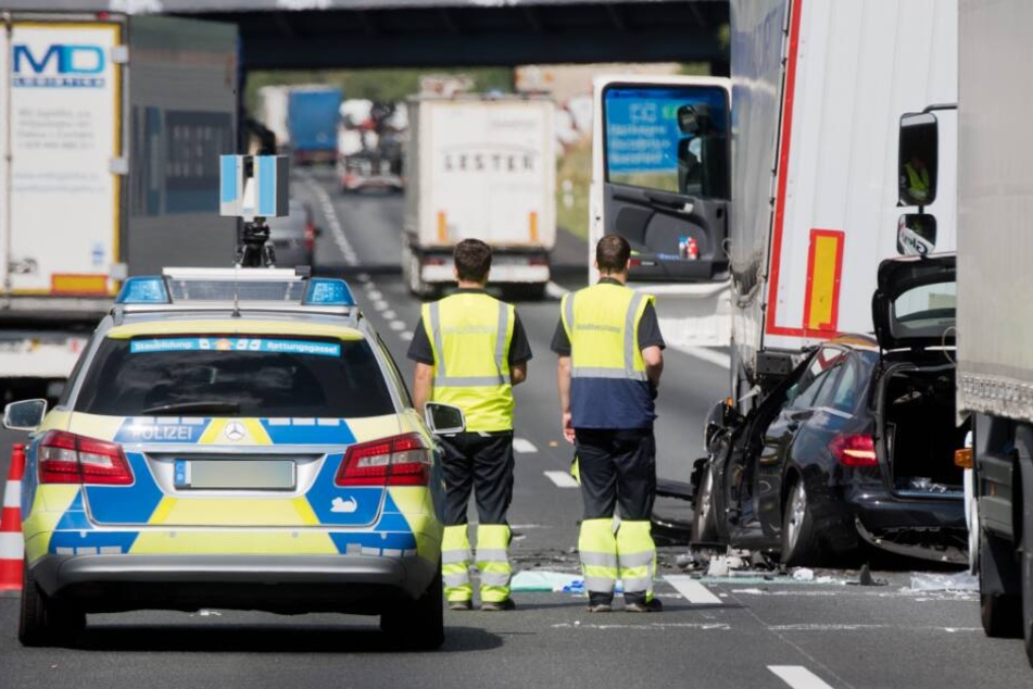 Der 21-jährige Fahrer wurde bei dem Crash schwer verletzt. (Symbolbild)