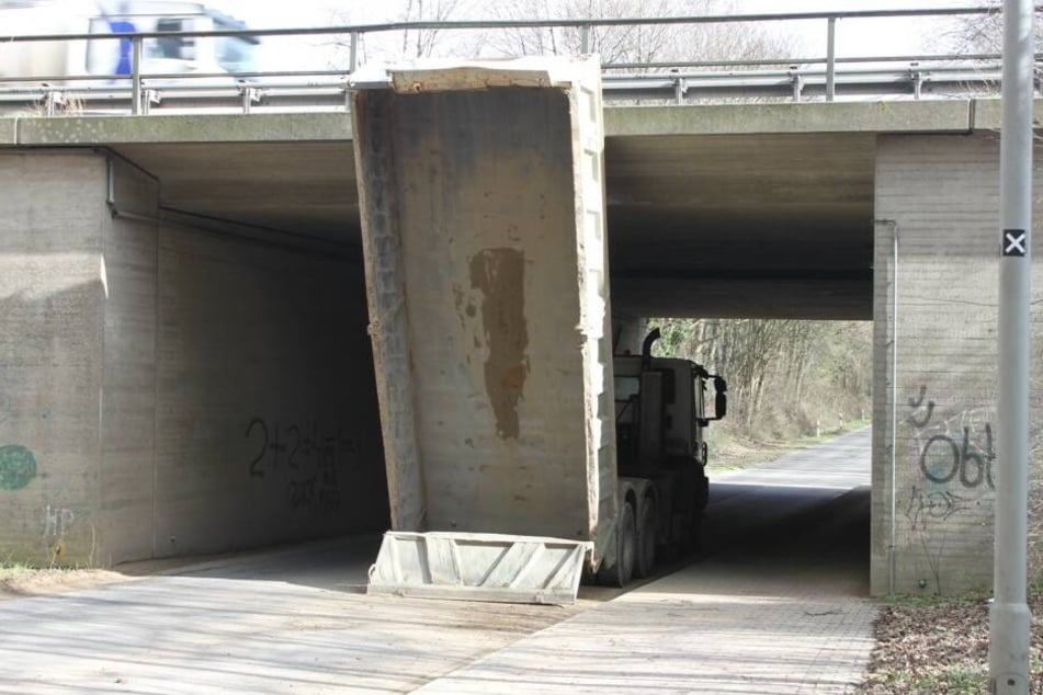Das passte nicht: Der Laster mit aufgerichteter Mulde fuhr voll gegen die Brücke bei Grevenbroich.