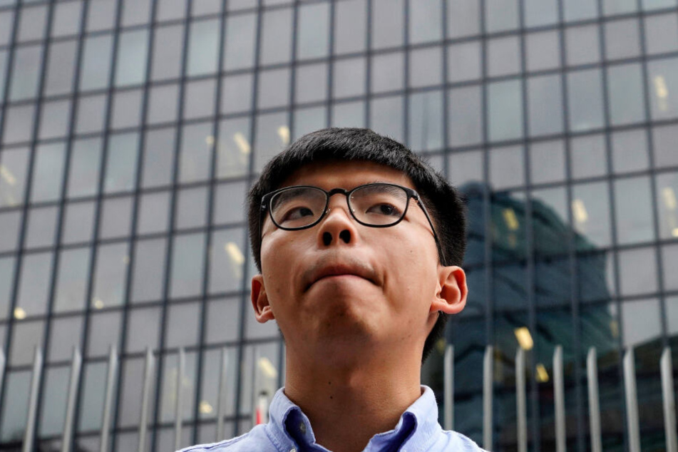 Joshua Wong, Aktivist der Demokratiebewegung in Hongkong, spricht während eines Pressestatements vor einem Gebäude.