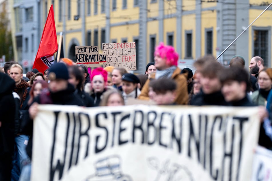 Demonstranten mit Plakaten, Fahnen und Bannern am Erfurter Anger.