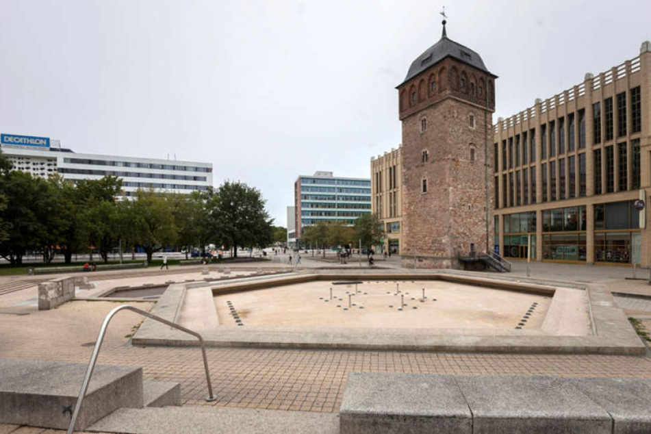Auf dem Trockenen: Der Brunnen muss saniert werden. Zuerst wird das Becken abgedichtet.